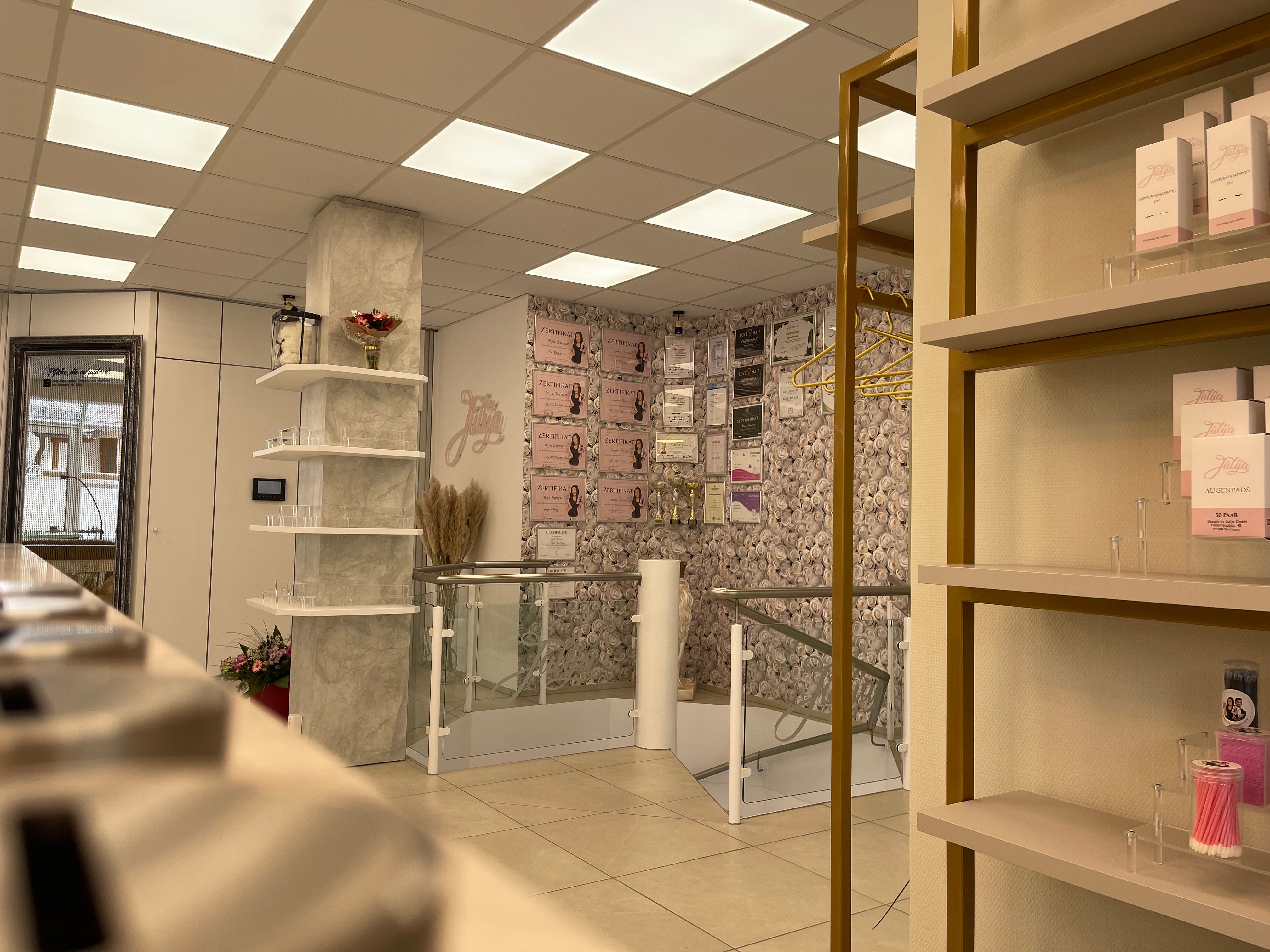 Black Friday Spezial: Wimpernverlängerung Masterclass Gruppenschulung 1:1 Technik & Volumen in Stuttgart