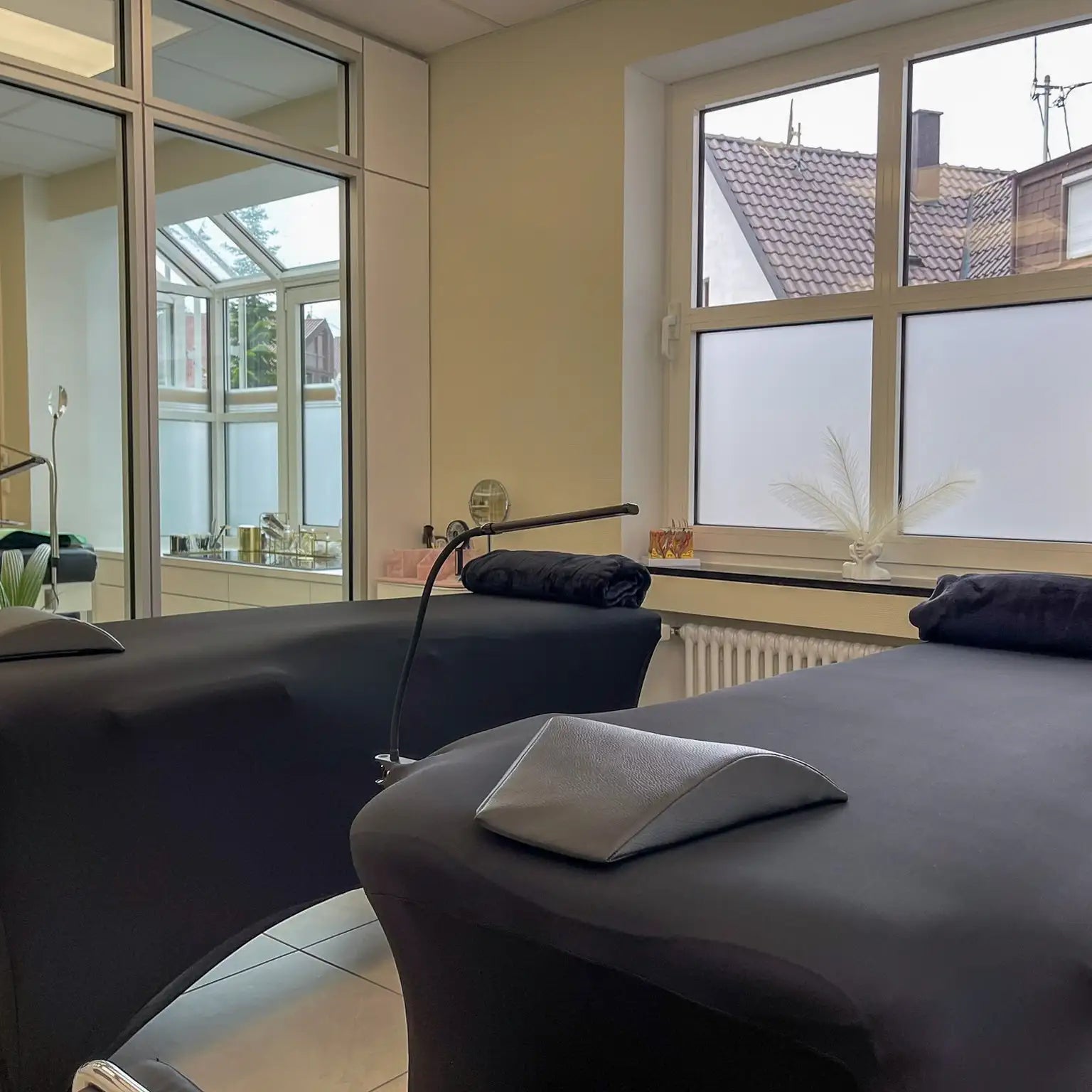 Zwei Liegen für Wimpernschulungen in schwarz